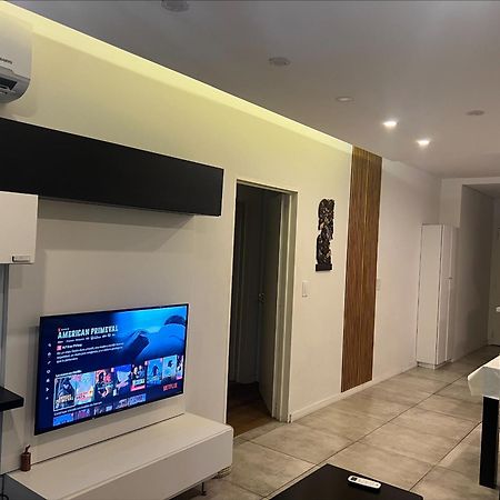 Suite In San Telmo Dormitorio En Suite Con Dos Banos Y Balcon A La Calle Buenos Aires Exterior foto