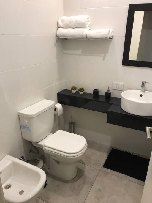 Suite In San Telmo Dormitorio En Suite Con Dos Banos Y Balcon A La Calle Buenos Aires Exterior foto