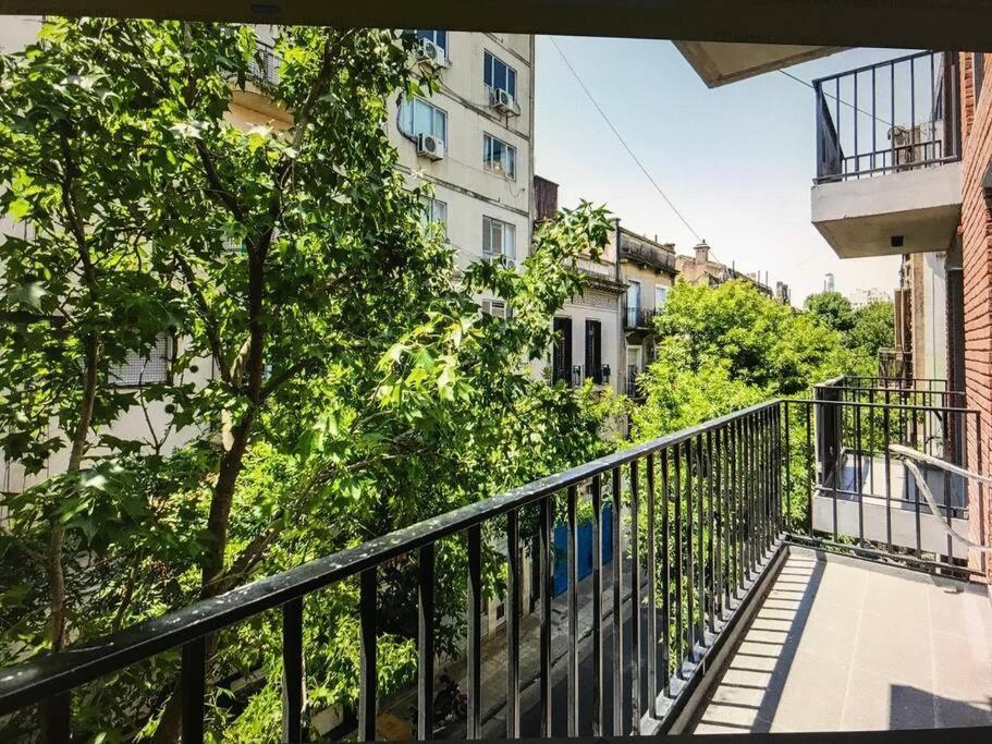 Suite In San Telmo Dormitorio En Suite Con Dos Banos Y Balcon A La Calle Buenos Aires Exterior foto